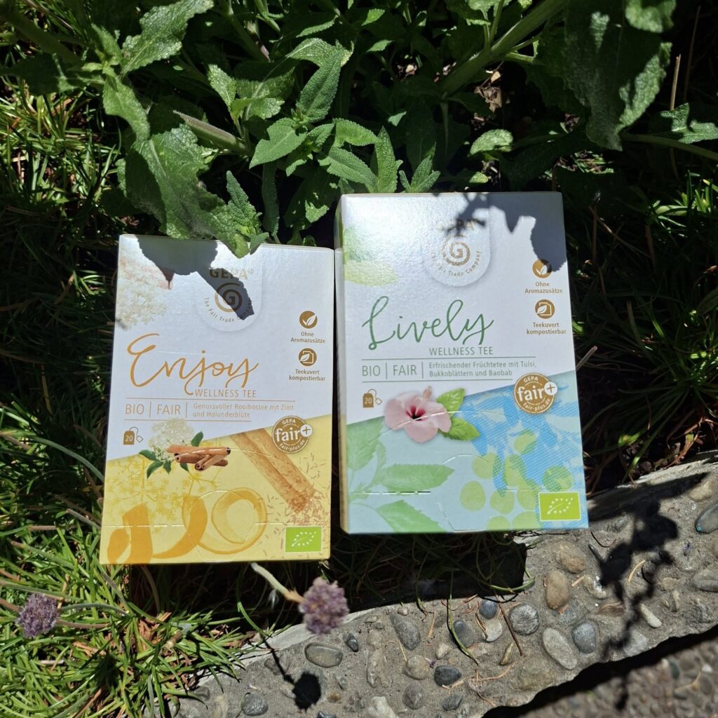 2 bunte Teeverpackungen am Wegesrand
