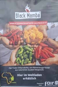 Vier Hände, die bunte Chilies in die Mitte strecken