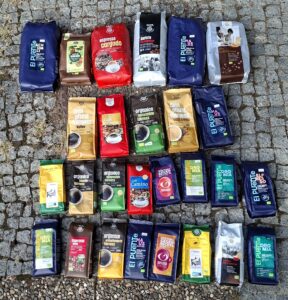 Viele verschiedene Packungen Kaffee